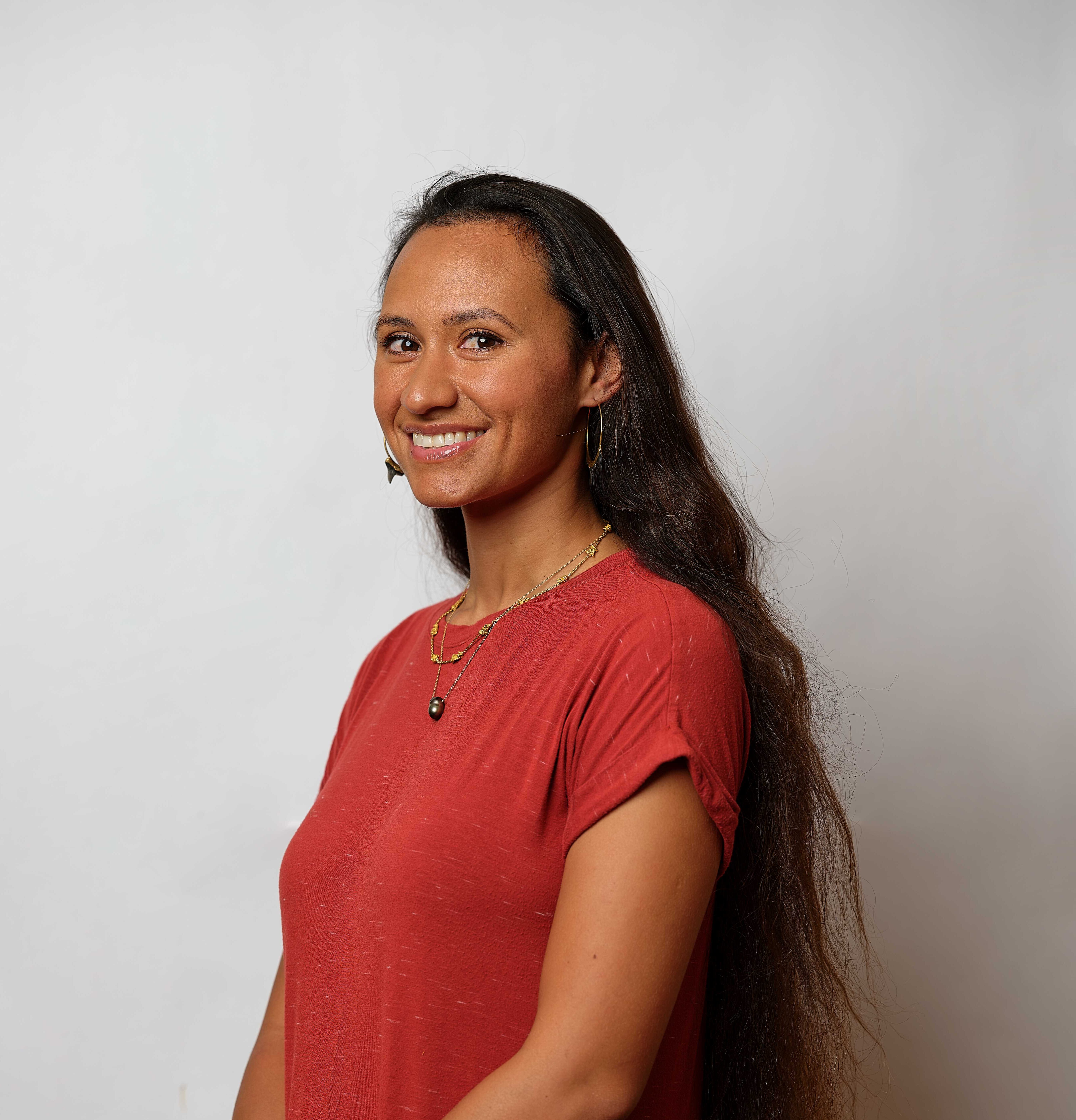 Rava Ray, artisane experte et formatrice en tīfaifai - 'Ihi rima'ī mā'ohi, marraine de la nouvelle catégorie intitulée « étoffe ».