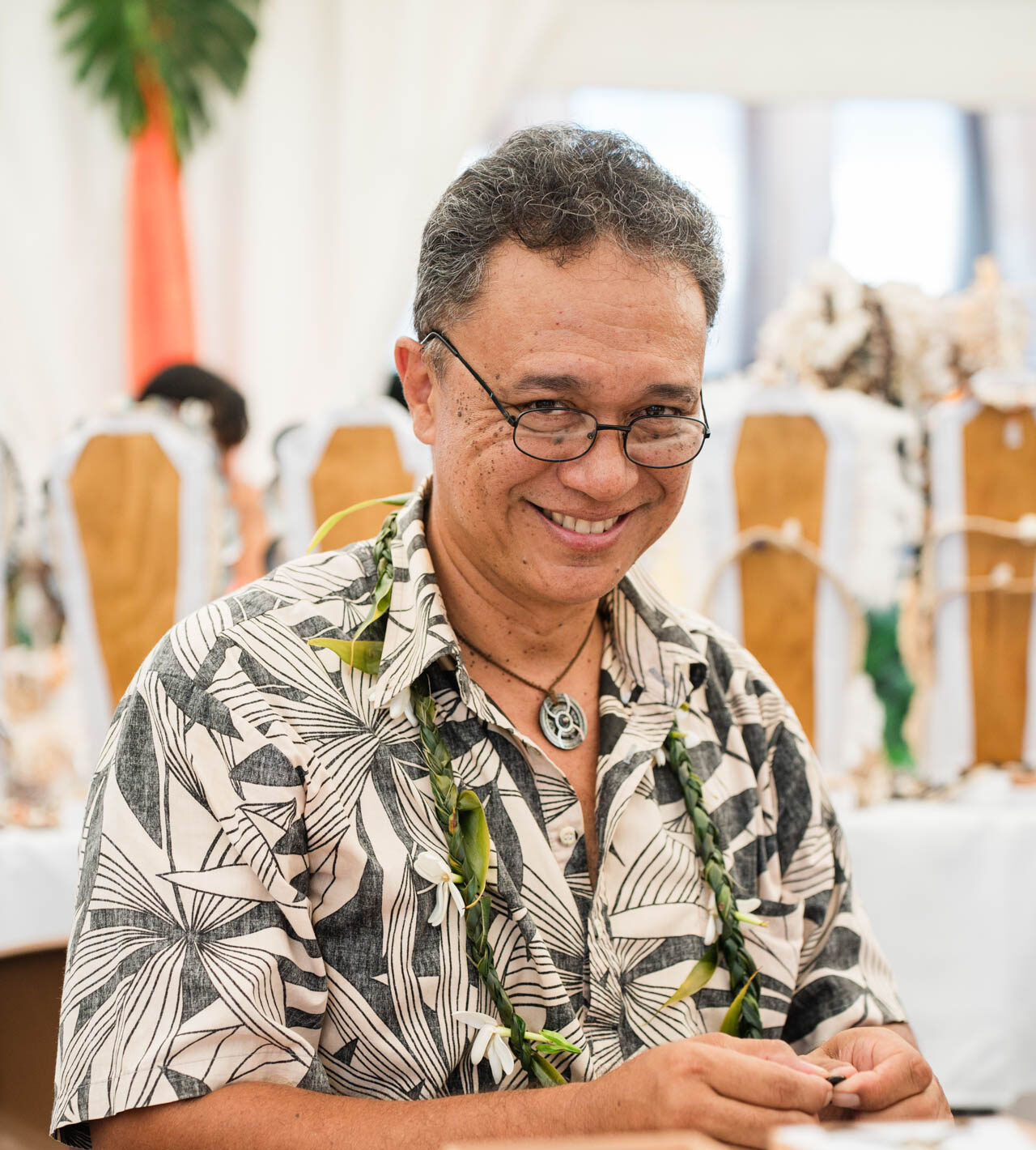 Teva FAUURA, artisan expert et formateur, spécialisé en bijouterie d'art traditionnelle - 'Ihi rima'ī mā'ohi