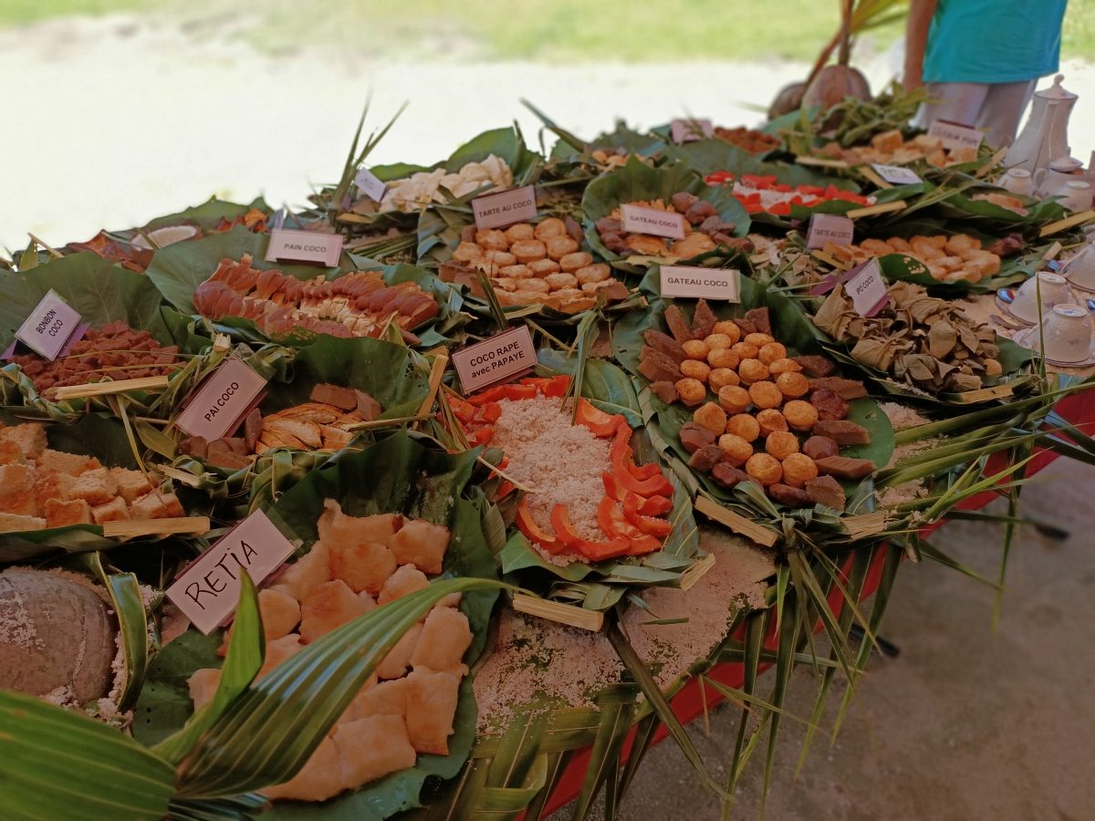 Cette photo illustre quelque unes des nombreuses spécialités culinaires polynésiennes produites à partir des noix de coco. Cette diversité nous la retrouvons aussi dans les produits à haute valeur ajoutée produits en Polynésie : huile de coprah, monoï, huile vierge de coco, lait de coco, miti hue, artisanat et demain on l'espère, valorisation du bois et production de biocarburant. Le cocotier peut être valorisé sous de multiples formes : plus de 100 produits commerciaux issus des cocoteraies ont ainsi été recensés dans le monde.