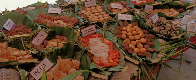 Cette photo illustre quelque unes des nombreuses spécialités culinaires polynésiennes produites à partir des noix de coco. Cette diversité nous la retrouvons aussi dans les produits à haute valeur ajoutée produits en Polynésie : huile de coprah, monoï, huile vierge de coco, lait de coco, miti hue, artisanat et demain on l'espère, valorisation du bois et production de biocarburant. Le cocotier peut être valorisé sous de multiples formes : plus de 100 produits commerciaux issus des cocoteraies ont ainsi été recensés dans le monde.