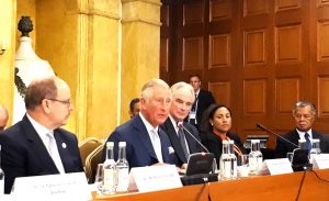 Le Prince Albert II de Monaco, le Prince de Galles et le Premier ministre des îles Cook, Henry Puna, sont également présents à cette réunion internationale.