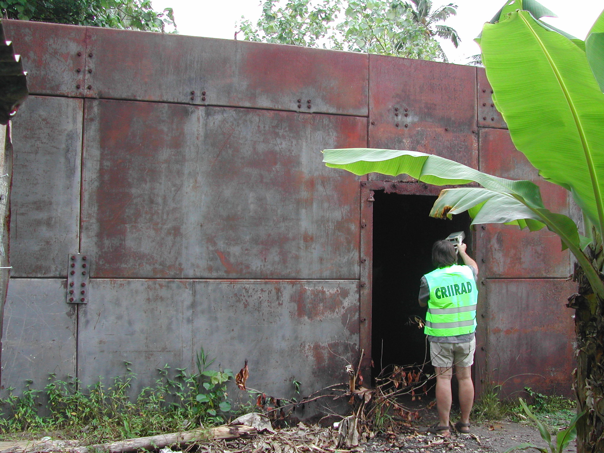 Bruno Chareyron mesure la radioactivité près du blockhaus réservé au personnel à Mangareva