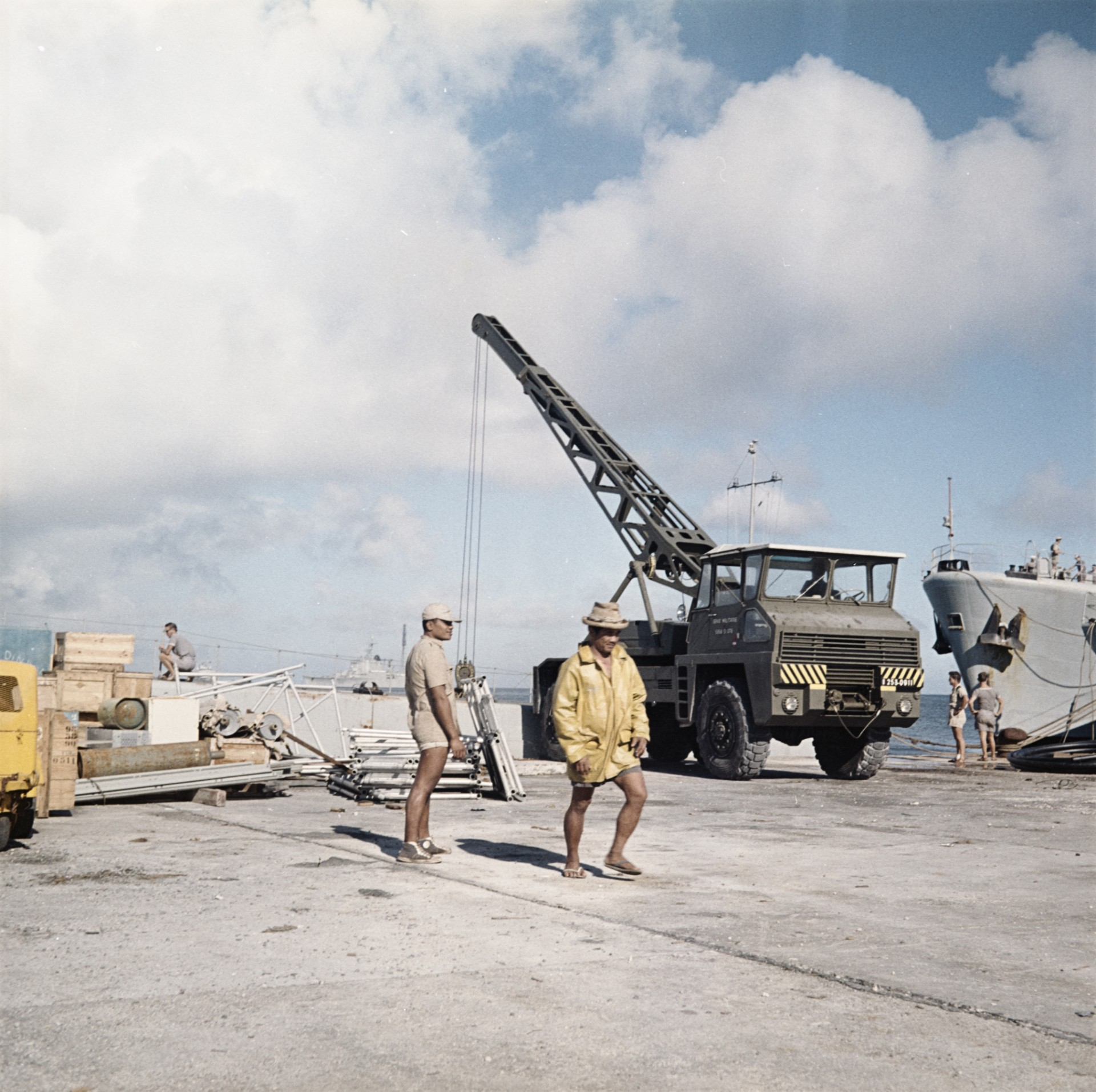 Travailleurs polynésiens au port de Moruroa en 1966