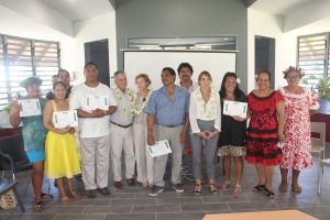 Photo de groupe avec le ministre des Solidarités et de la Santé, le Docteur Jacques Raynal, ainsi que la représentante du Haut-commissaire, Marie Baville