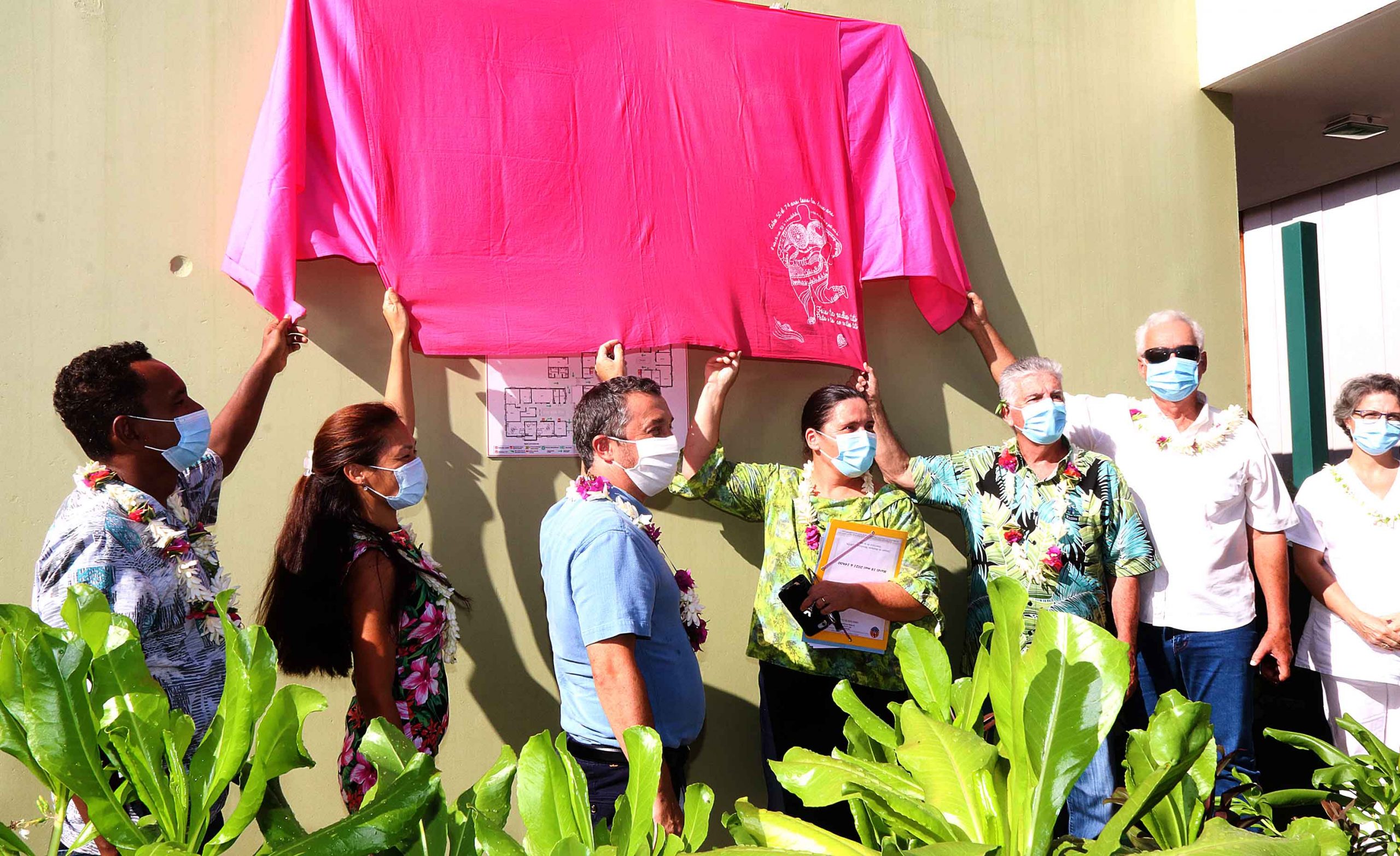 Inauguration du centre de santé et de prévention de Taravao et remise du troisième label Fare Ea Le ministre de la Santé, Jacques Raynal, a officiellement inauguré, mardi après-midi à Taravao, le centre de santé et de prévention de la presqu’île et a, à cette occasion, décerné à ce centre le troisième label Fare Ea. La cérémonie s’est déroulée en présence également du Vice-Président, Tearii Te Moana Alpha, et du représentant de l’Etat, chef des subdivisions des îles du Vent et des îles Sous-le-Vent, Guy Fitzer. Le centre de santé et de prévention de la presqu’île a en fait ouvert ses portes en juin 2020. Ce projet a réuni tous les services de prévention et de santé dans un même lieu, à proximité de l’hôpital de Taravao et de la maison de retraite Fare matahiapo. L’objectif principal de cette nouvelle construction, avec un financement dans le cadre du Contrat de projets Etat-Pays, était la réunion des différents services de soins de santé primaires (SSP) avec le relogement des services de consultations médicales et de prévention, le centre d'hygiène dentaire, l’hygiène scolaire, le centre de protection infantile et le centre de protection maternelle de la Direction de la santé. Dès son ouverture, le centre s’est lancé dans une démarche d’obtention du label Fare Ea, gage de qualité des services rendus à la population de proximité, qui rentre dans le cadre du programme de modernisation des services de santé primaires 2019-2023 en Polynésie. Pour l’obtenir, la structure de santé s’engage volontairement dans un processus d’amélioration de qualité et d’efficacité des soins, reconnaissant la mise en œuvre d’actions à la fois préventives, curatives, promotionnelles de santé au sein d’un réseau de partenaires locaux, respectant les concepts des services de santé primaires définis par l’organisation mondiale de la santé (OMS) et prenant en compte les déterminants de santé de la population. Le centre a concrétisé ce projet de labellisation, avec l’accompagnement technique de la cellule d’expertise SSP de la Direction de la santé, en ayant atteint les objectifs suivants : • l’amélioration de la qualité de travail des professionnels dans un espace aménagé et choisi par les professionnels (23 personnes, au total, y travaillent) ; • l’amélioration de l’accueil des patients : o avec des espaces dédiés pour l’apprentissage de la culture au sol de végétaux comestibles ; o par la détente dans des salles d’attente individuelle, avec des espaces aménagés pour écouter des émissions de prévention à la télévision ; o par la possibilité d’effectuer des exercices musculaires sur des pédaliers à proximité des salles d’attente ; • la mutualisation des interventions auprès d’un même public: l’aménagement d’une salle de classe a permis aux professionnels d’adapter leurs missions de prévention auprès des élèves scolarisés de la presqu’île. En moyenne, 12 élèves par classe fréquentent le centre de santé et de prévention pour des soins dentaires, d’hygiène scolaire et d’hygiène alimentaire. • la création d’un service d’archives médicales regroupant toutes les données médicales de l’hôpital de Taravao et du centre de santé et de prévention de la presqu’île, l’objectif, au final, étant de dématérialiser toutes les données archivées et créer un seul dossier patient. A ce jour, plus de 100 000 dossiers scolaires ont été scannés, archivés par un agent fonctionnaire avec l’aide de deux CAE à temps plein. Dans ce contexte favorable, les professionnels sont impliqués, sur un même site, dans toutes les activités centrées sur la prise en charge des patients et de leur famille, de la conception d’un enfant, avec son suivi scolaire, et jusqu’à la personne âgée. Le ministre de la Santé, en charge de la prévention, a donc remis ce troisième label Fare Ea – après l’infirmerie de Rimatara et le dispensaire de Papara – en inaugurant ce nouveau centre avec le panneau symbolique du label. Cela constitue une belle reconnnaisance pour les équipes de santé sur place, et c’est également une fierté pour les habitants de la presqu’île