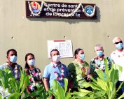Inauguration du centre de santé et de prévention de Taravao et remise du troisième label Fare Ea Le ministre de la Santé, Jacques Raynal, a officiellement inauguré, mardi après-midi à Taravao, le centre de santé et de prévention de la presqu’île et a, à cette occasion, décerné à ce centre le troisième label Fare Ea. La cérémonie s’est déroulée en présence également du Vice-Président, Tearii Te Moana Alpha, et du représentant de l’Etat, chef des subdivisions des îles du Vent et des îles Sous-le-Vent, Guy Fitzer. Le centre de santé et de prévention de la presqu’île a en fait ouvert ses portes en juin 2020. Ce projet a réuni tous les services de prévention et de santé dans un même lieu, à proximité de l’hôpital de Taravao et de la maison de retraite Fare matahiapo. L’objectif principal de cette nouvelle construction, avec un financement dans le cadre du Contrat de projets Etat-Pays, était la réunion des différents services de soins de santé primaires (SSP) avec le relogement des services de consultations médicales et de prévention, le centre d'hygiène dentaire, l’hygiène scolaire, le centre de protection infantile et le centre de protection maternelle de la Direction de la santé. Dès son ouverture, le centre s’est lancé dans une démarche d’obtention du label Fare Ea, gage de qualité des services rendus à la population de proximité, qui rentre dans le cadre du programme de modernisation des services de santé primaires 2019-2023 en Polynésie. Pour l’obtenir, la structure de santé s’engage volontairement dans un processus d’amélioration de qualité et d’efficacité des soins, reconnaissant la mise en œuvre d’actions à la fois préventives, curatives, promotionnelles de santé au sein d’un réseau de partenaires locaux, respectant les concepts des services de santé primaires définis par l’organisation mondiale de la santé (OMS) et prenant en compte les déterminants de santé de la population. Le centre a concrétisé ce projet de labellisation, avec l’accompagnement technique de la cellule d’expertise SSP de la Direction de la santé, en ayant atteint les objectifs suivants : • l’amélioration de la qualité de travail des professionnels dans un espace aménagé et choisi par les professionnels (23 personnes, au total, y travaillent) ; • l’amélioration de l’accueil des patients : o avec des espaces dédiés pour l’apprentissage de la culture au sol de végétaux comestibles ; o par la détente dans des salles d’attente individuelle, avec des espaces aménagés pour écouter des émissions de prévention à la télévision ; o par la possibilité d’effectuer des exercices musculaires sur des pédaliers à proximité des salles d’attente ; • la mutualisation des interventions auprès d’un même public: l’aménagement d’une salle de classe a permis aux professionnels d’adapter leurs missions de prévention auprès des élèves scolarisés de la presqu’île. En moyenne, 12 élèves par classe fréquentent le centre de santé et de prévention pour des soins dentaires, d’hygiène scolaire et d’hygiène alimentaire. • la création d’un service d’archives médicales regroupant toutes les données médicales de l’hôpital de Taravao et du centre de santé et de prévention de la presqu’île, l’objectif, au final, étant de dématérialiser toutes les données archivées et créer un seul dossier patient. A ce jour, plus de 100 000 dossiers scolaires ont été scannés, archivés par un agent fonctionnaire avec l’aide de deux CAE à temps plein. Dans ce contexte favorable, les professionnels sont impliqués, sur un même site, dans toutes les activités centrées sur la prise en charge des patients et de leur famille, de la conception d’un enfant, avec son suivi scolaire, et jusqu’à la personne âgée. Le ministre de la Santé, en charge de la prévention, a donc remis ce troisième label Fare Ea – après l’infirmerie de Rimatara et le dispensaire de Papara – en inaugurant ce nouveau centre avec le panneau symbolique du label. Cela constitue une belle reconnnaisance pour les équipes de santé sur place, et c’est également une fierté pour les habitants de la presqu’île